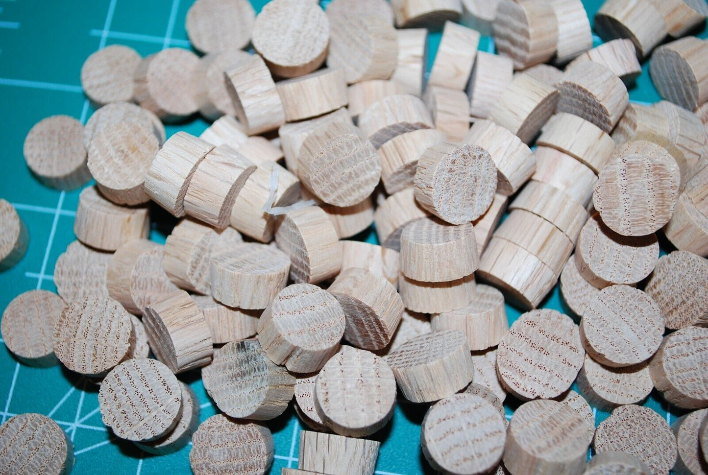 1/2" Flush Top Oak Wood Plugs 150pc Packs - PL06