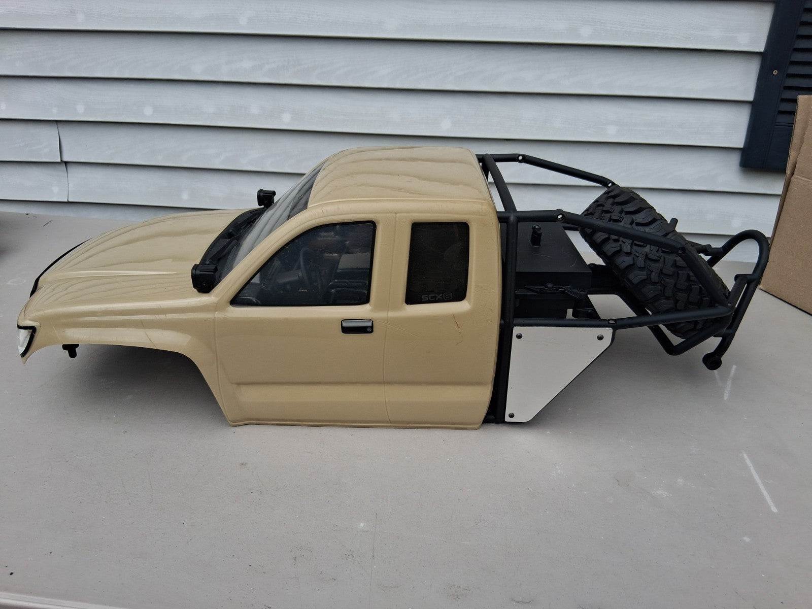 Axial SCX6 Honcho Body W/ Tire And Lights - 80N-215