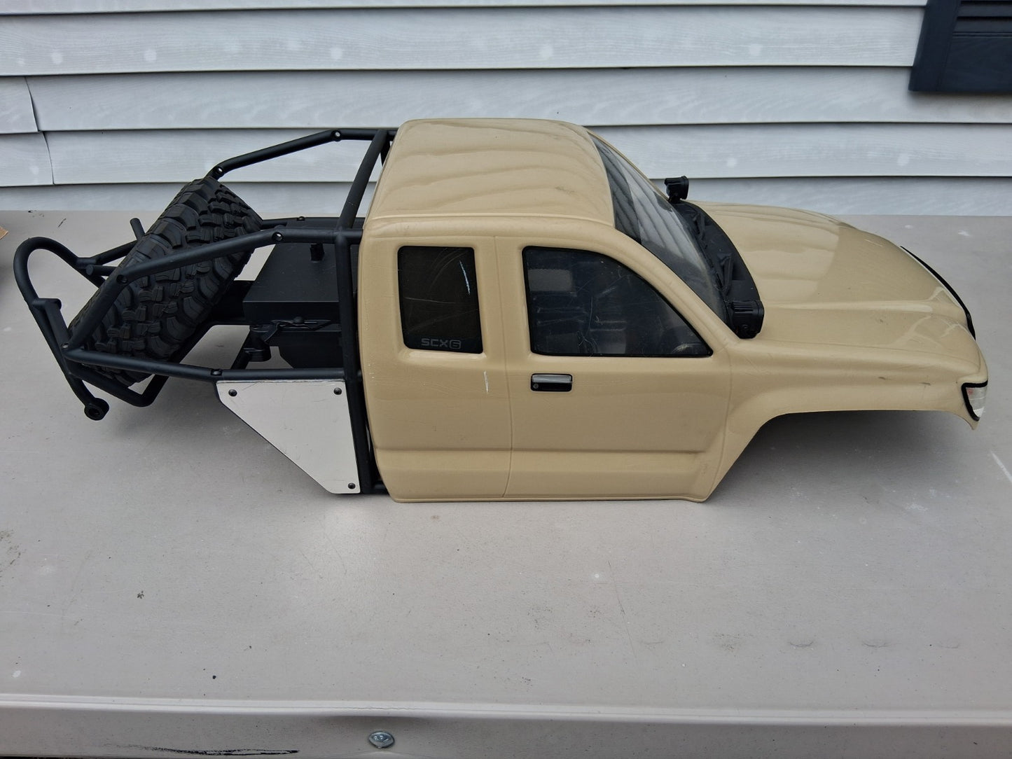 Axial SCX6 Honcho Body W/ Tire And Lights - 80N-215