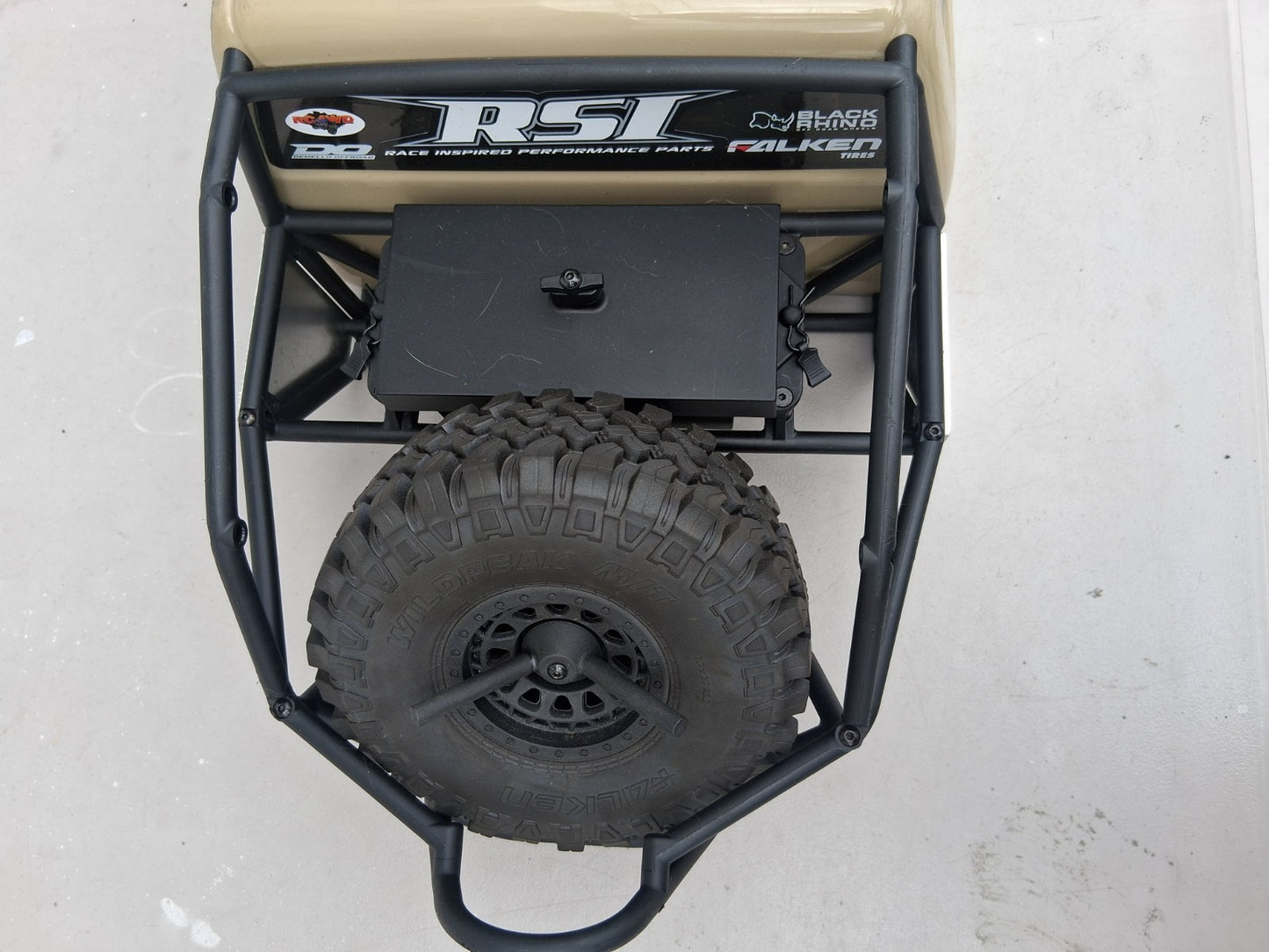 Axial SCX6 Honcho Body W/ Tire And Lights - 80N-215